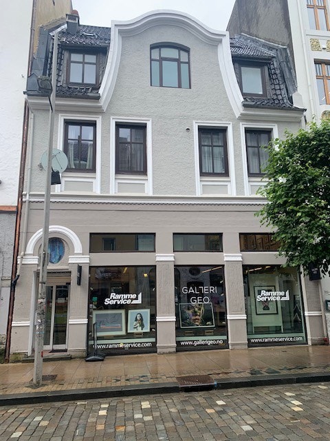 Rommet vender ut mot gaten. Galleribilde