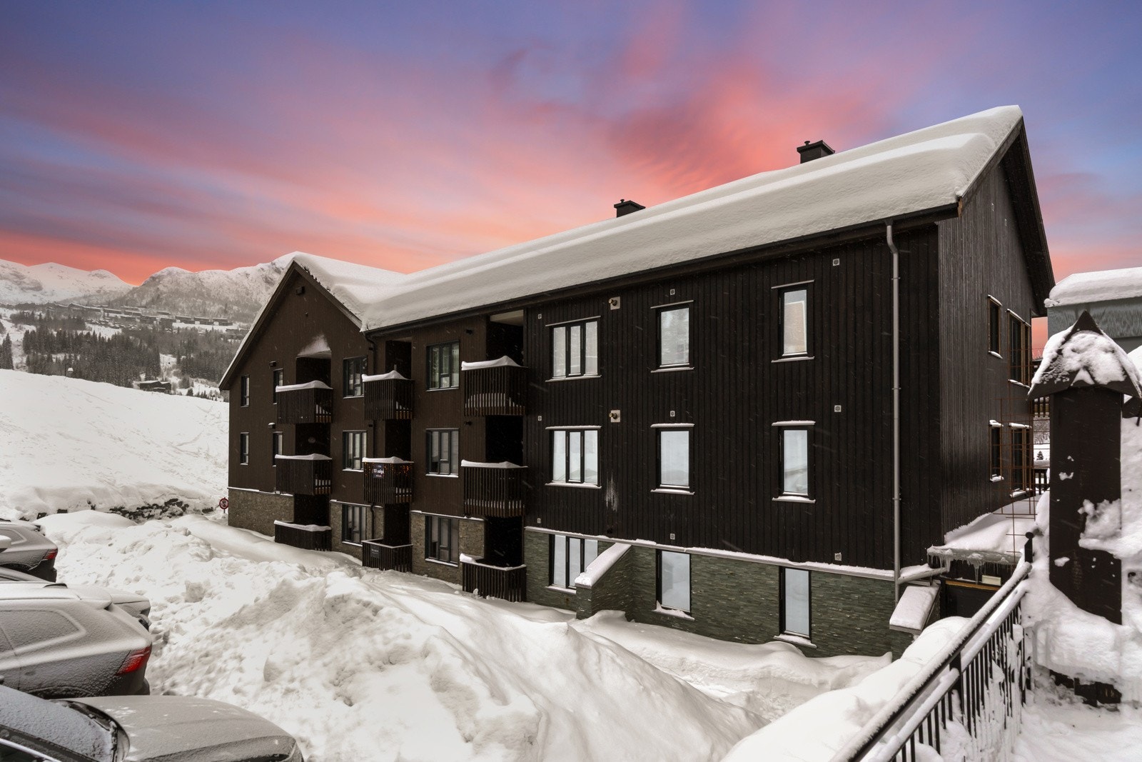 Fasade i tre og stein. Nydelig himmel ved solnedgang. Galleribilde