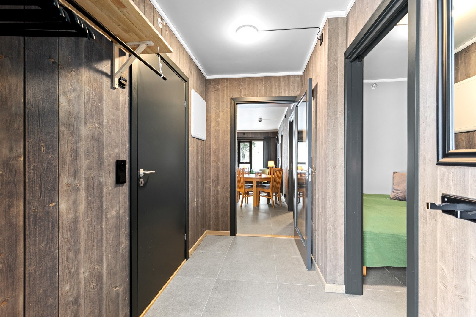 Soverom til høyre og bad til venstre. Praktisk med fliser og varmekabler i gulv Galleribilde