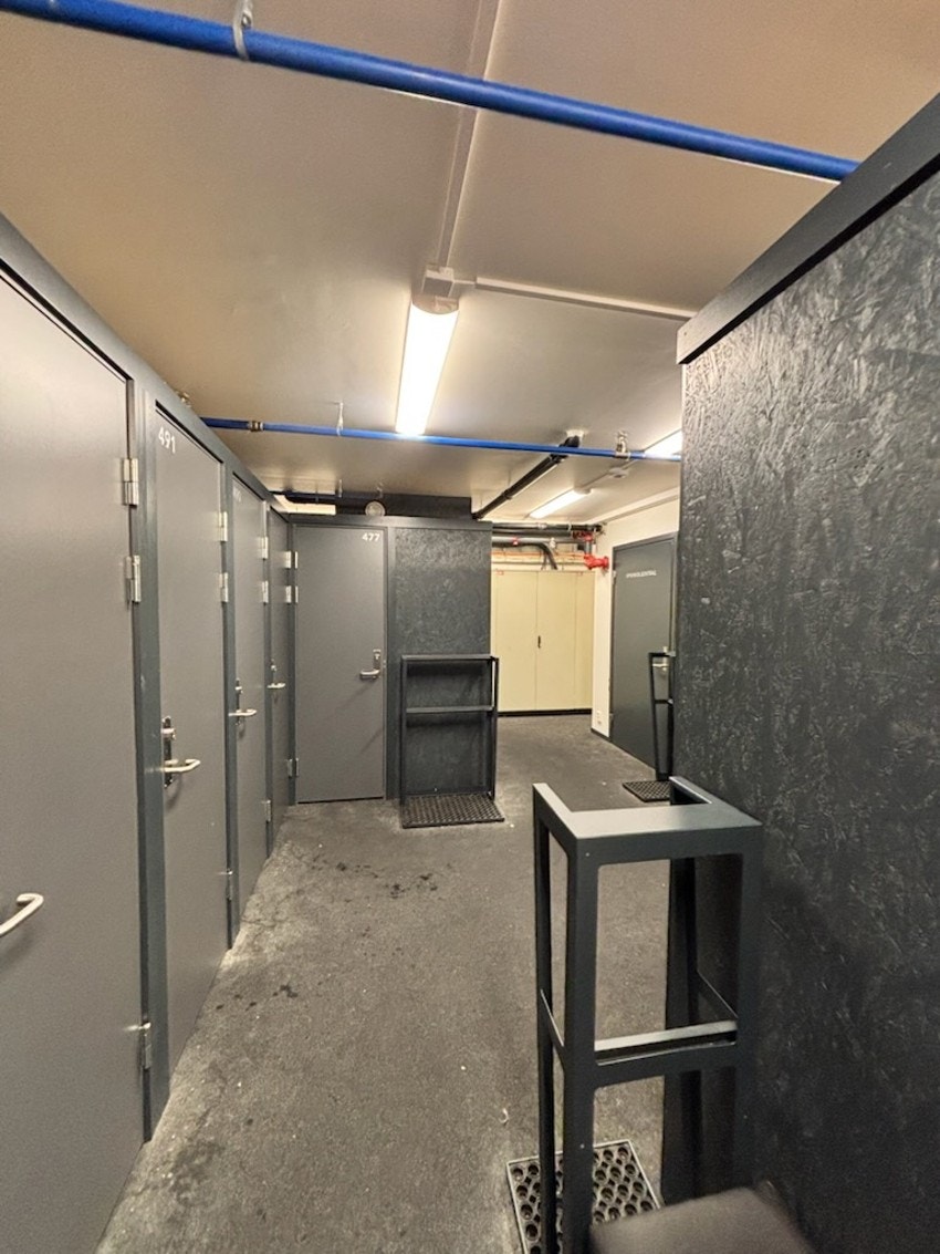 På bakkeplan er det smørebod og skiskap Galleribilde