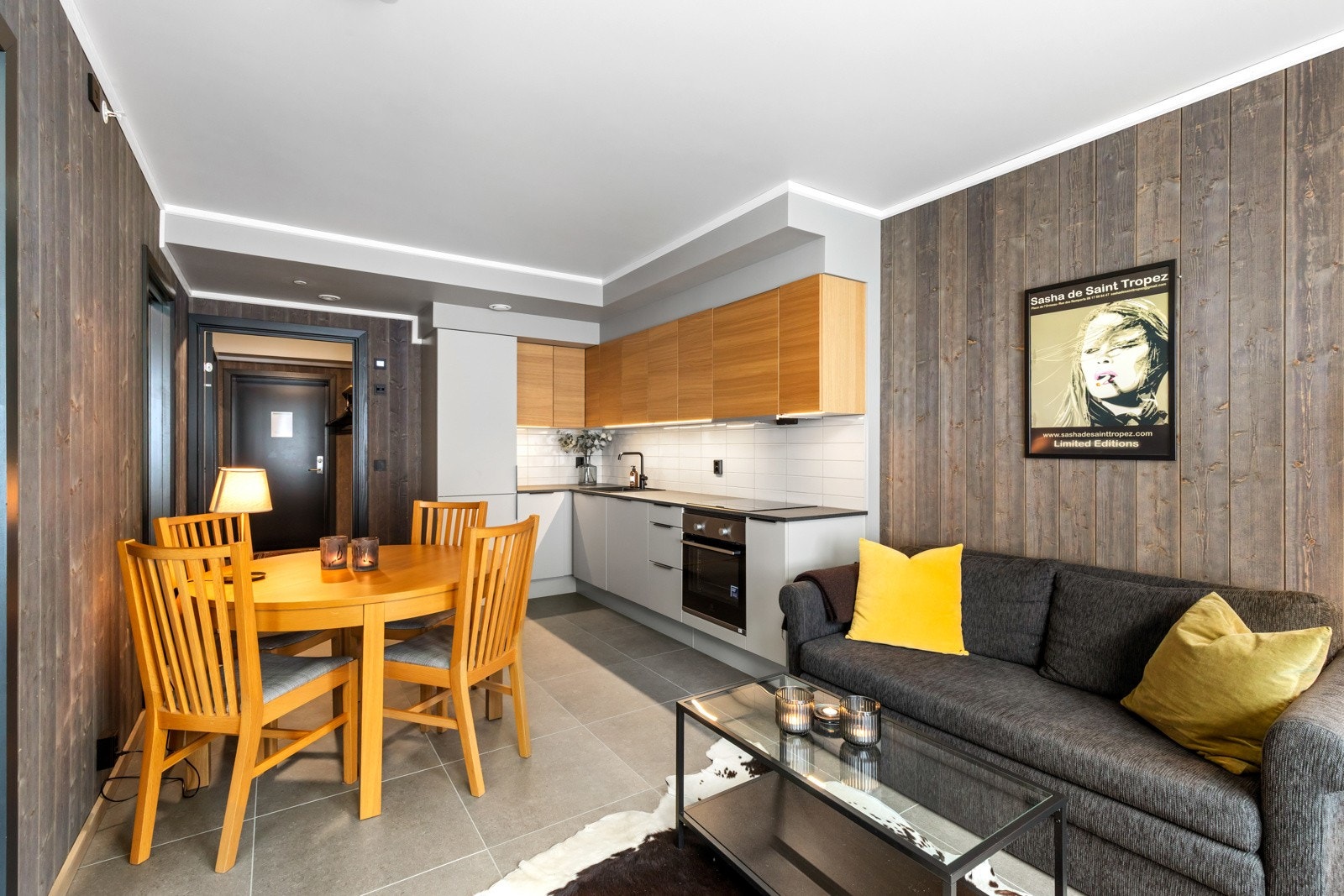 Glassfelt i døren mot gangen slipper lyset gjennom hele leiligheten Galleribilde