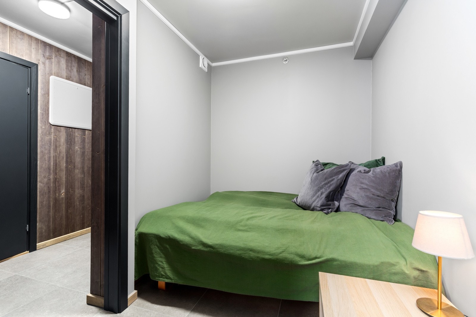 Soverom med plass til dobbelseng, og eventuelt familiekøye, skap og kommoder.. Galleribilde