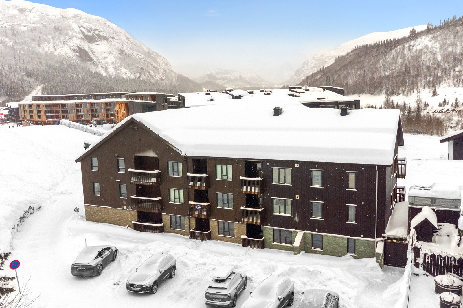 Fin beliggenhet i bunnen av bakken. Fasede i treverk og stein. Galleribilde