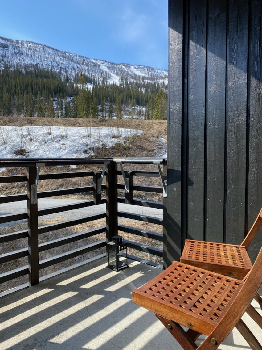 Balkongen har gode solforhold på våren. Den er hovedsaklig overbygget og har utelys og stikkontakt. Galleribilde