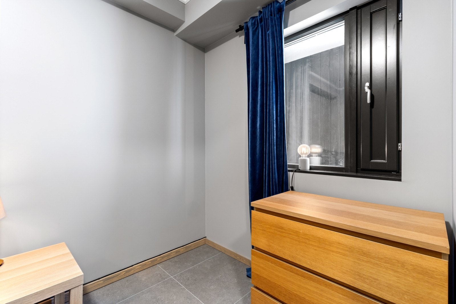 Rommet har plass til garderobeskap/kommode/oppbevaringsløsninger. Galleribilde