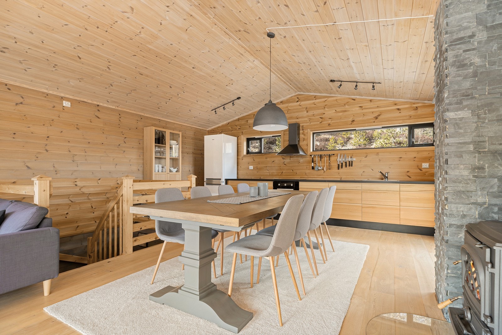 Mellom kjøkkenet og stuen finner du spisebordet - et naturlig samlingspunkt i den åpne løsningen Galleribilde