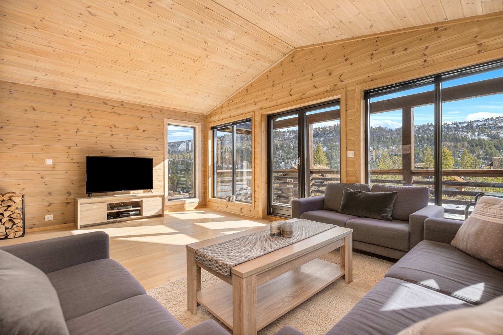 Velkommen til Løefjellvegen 12 v/ Gaute Kverneland i Aktiv Eiendomsmegling avd. Kristiansand Galleribilde