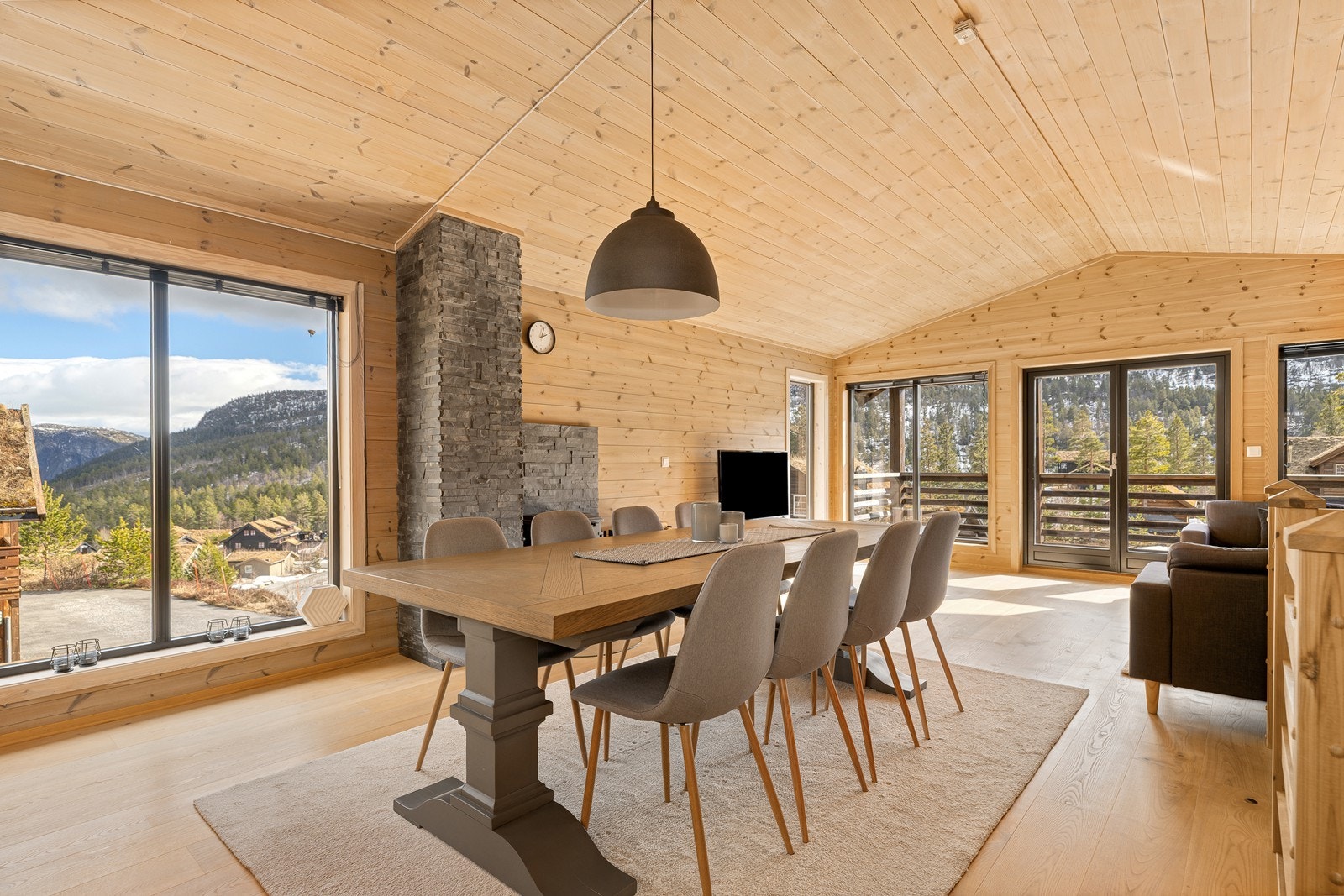 En lys og innbydende spisestue som skaper en trivelig atmosfære for familie og venner Galleribilde