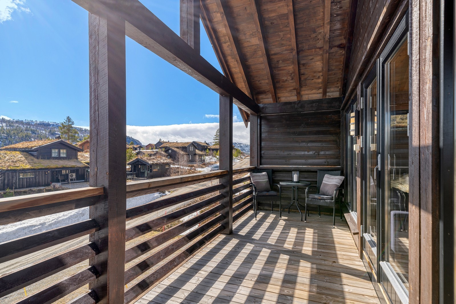 Balkongen kan fint innredes med utemøbler, grill og annet utendørsutstyr Galleribilde