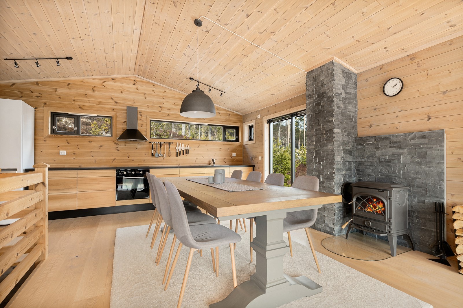 Fritidsboligen går over 2 plan og består av 3 soverom, bad, hall, gang, åpen stue- og kjøkkenløsning Galleribilde