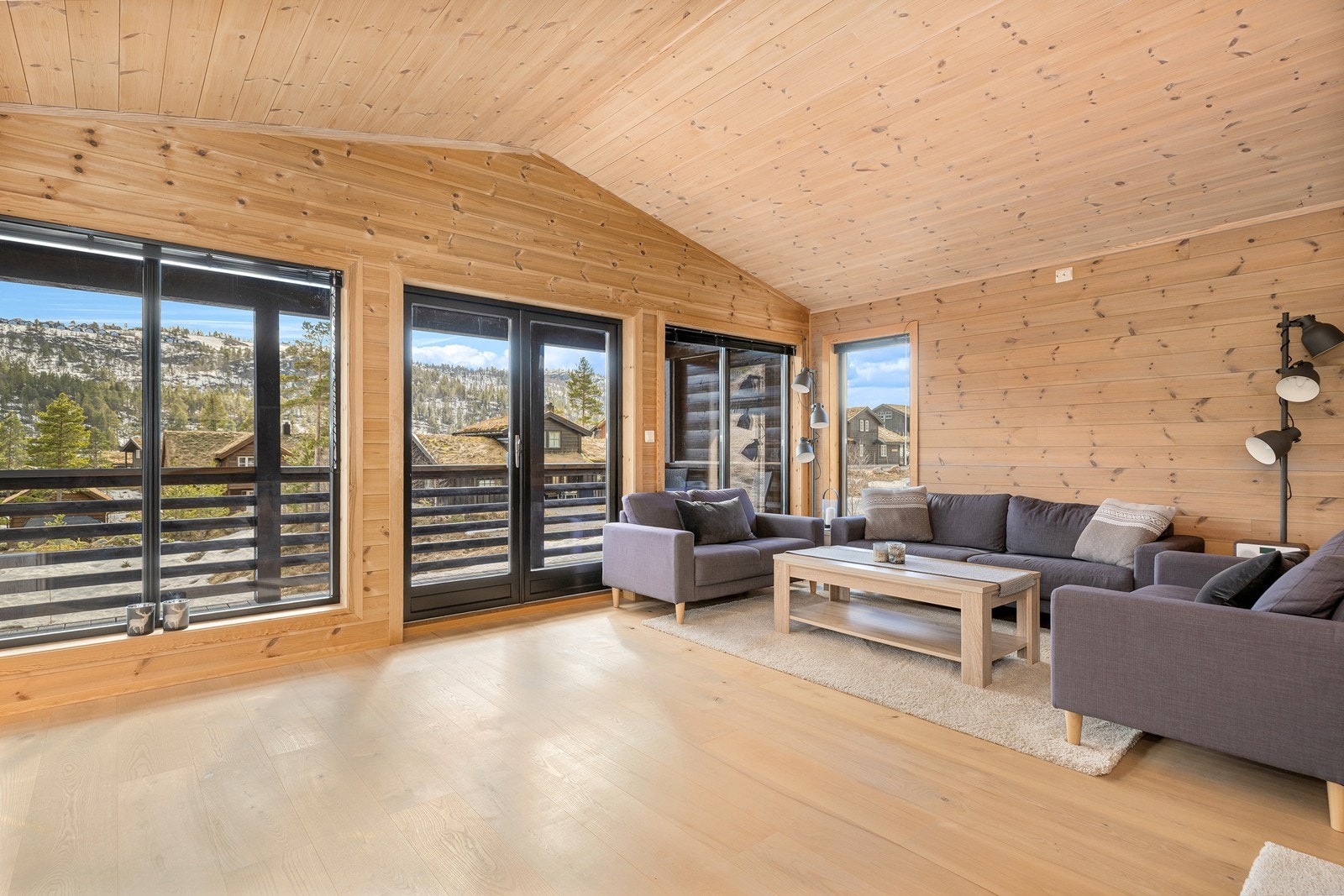 Her får du en romslig stue med god plass til hele familien Galleribilde