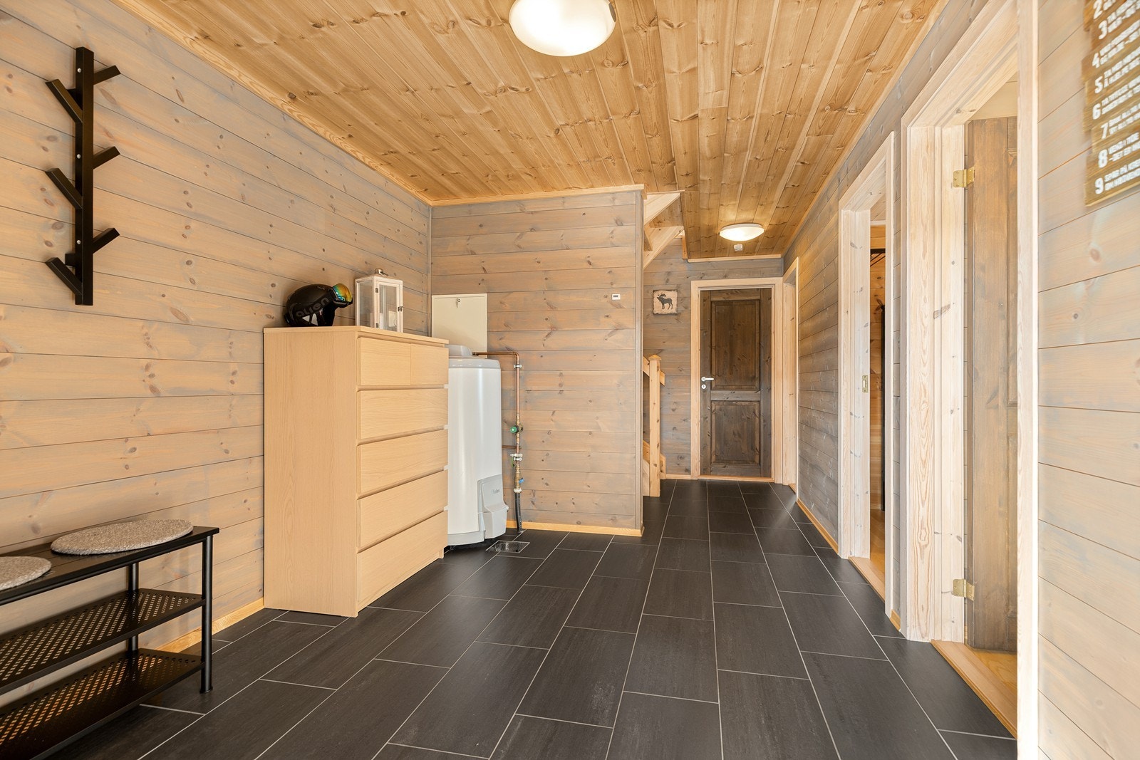 Entré/gang med god plass til oppbevaring Galleribilde