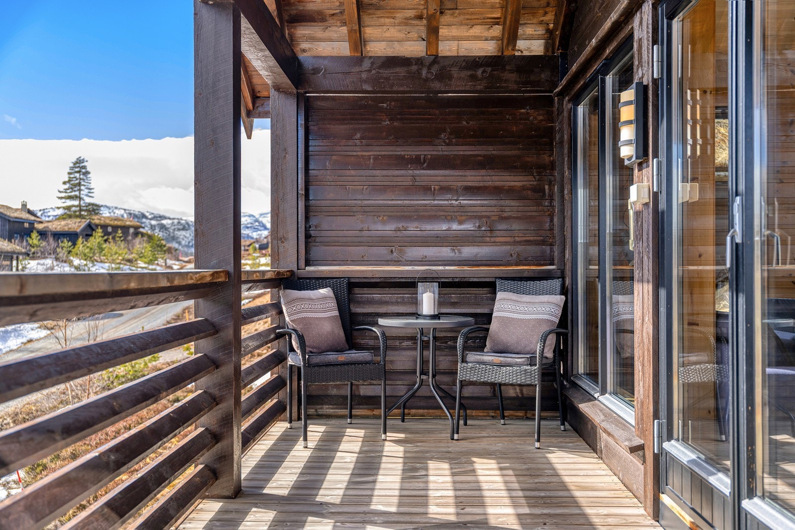 Nyt solfylte morgener med kaffekoppen Galleribilde