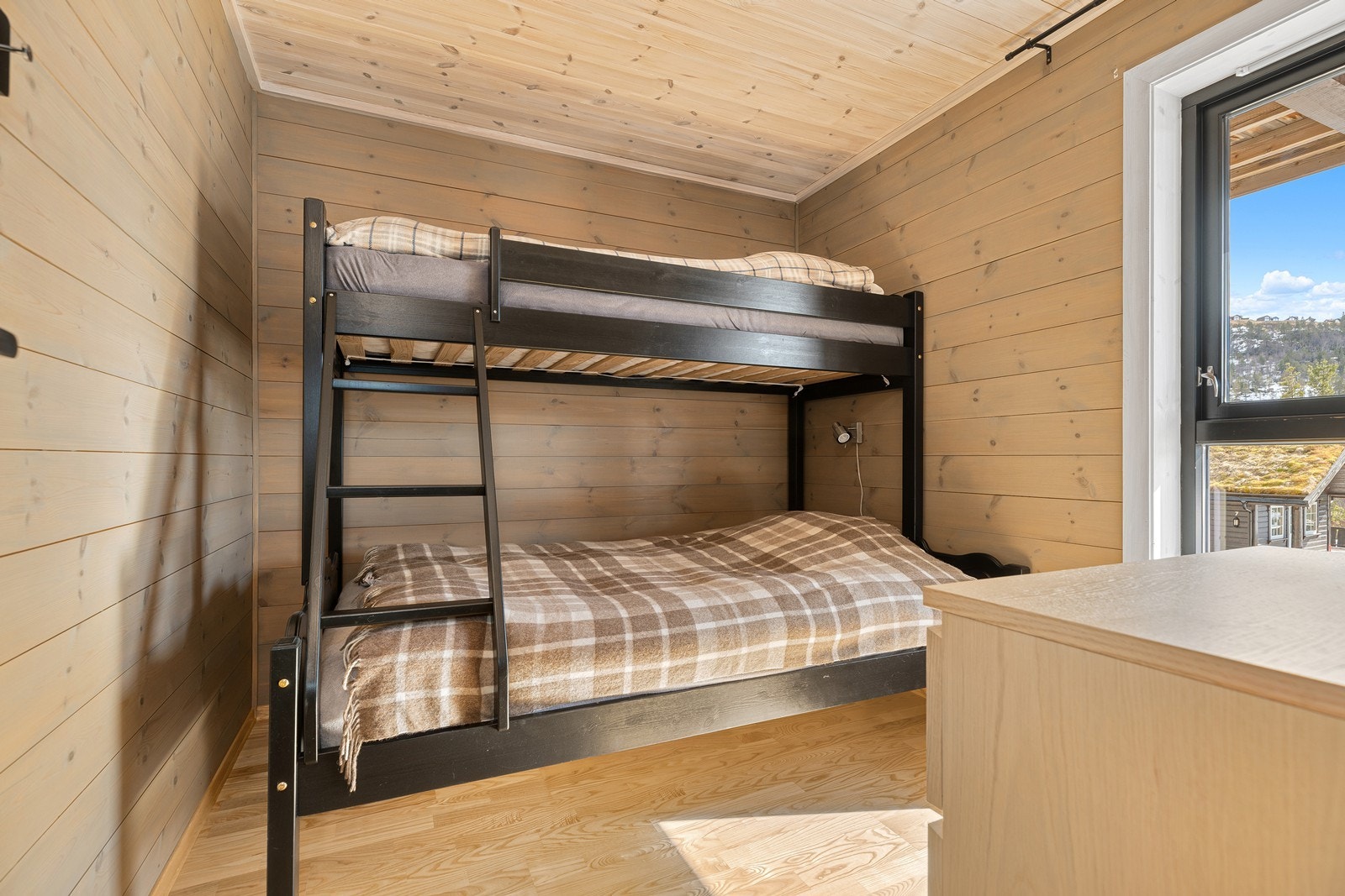 Koselig og praktisk soverom som passer til både barn og gjester Galleribilde