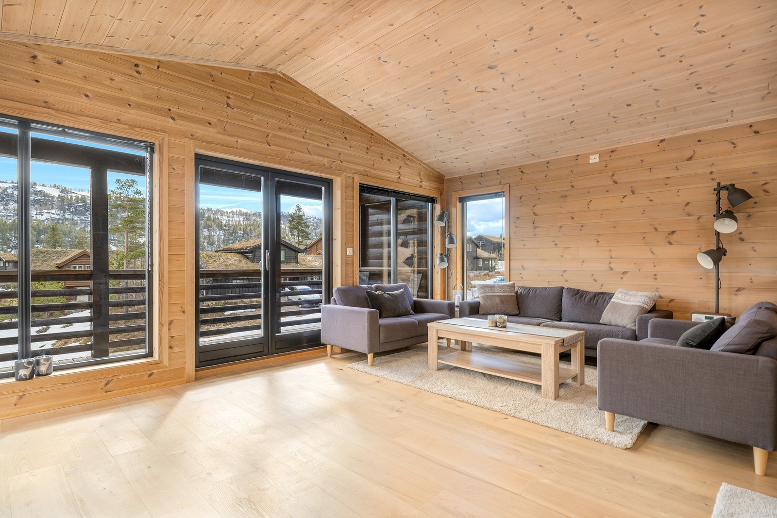 Fra stuen har man adkomst til en fin balkong på 10 kvm Galleribilde