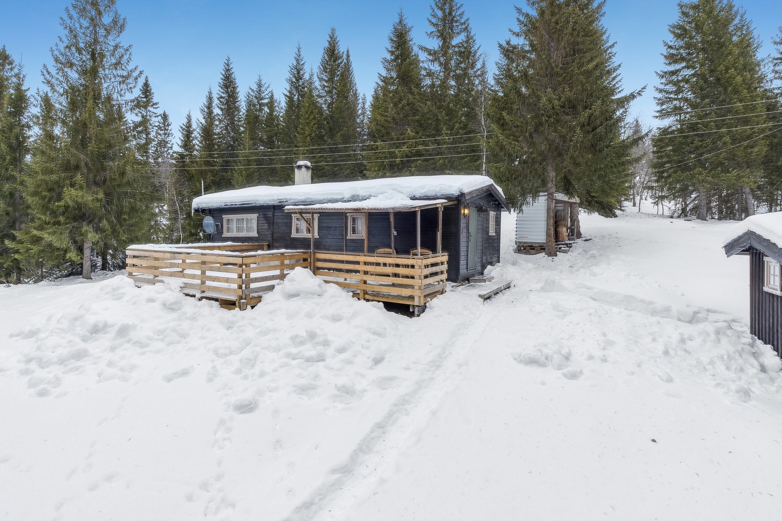 Hytta ligger rett ved Tydal skisenter med alpinanlegg, langrennsspor og snøscooterløype. Galleribilde