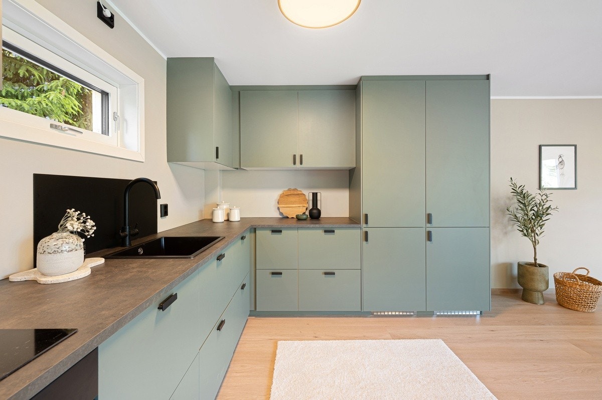 Kjøkken er utstyrt med to kjøleskap og to frysere Galleribilde