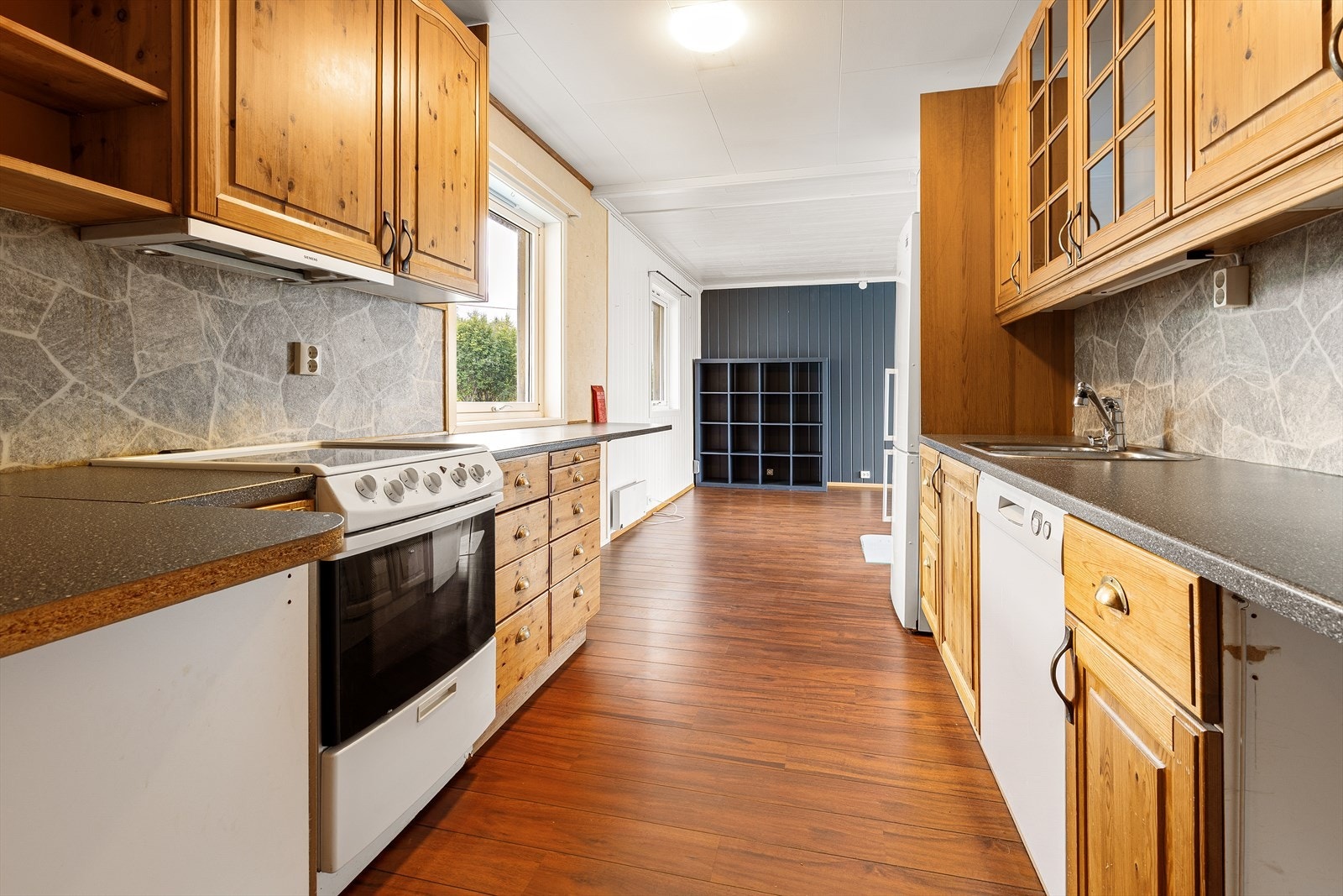 Kjøkken med god benkeplass. Galleribilde