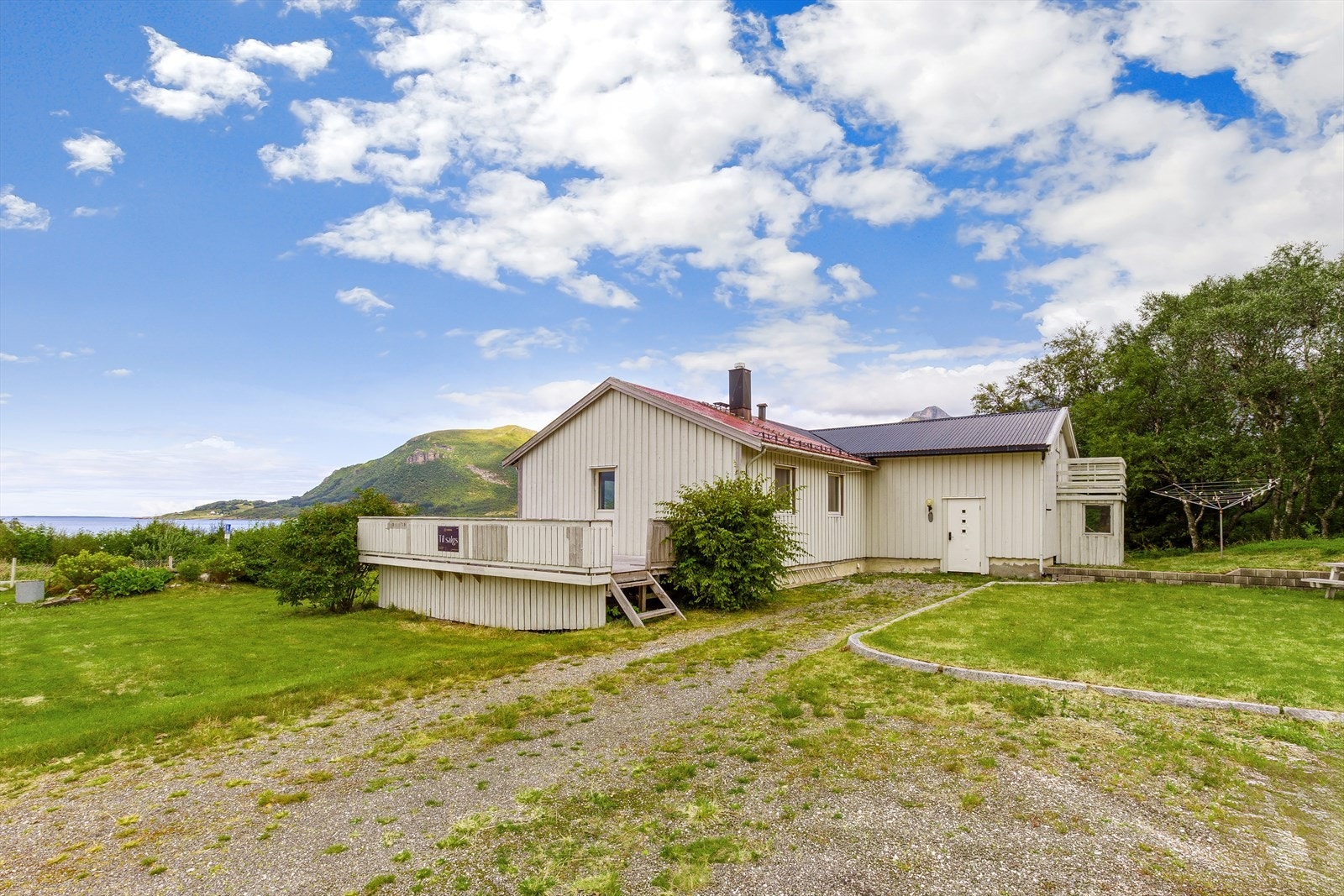 Velkommen til Mevikveien 49 - Bolig/ fritidseiendom, med flott utsikt og nærhet til sjøen. Stor eiendomstomt med hage og beplantninger. Galleribilde