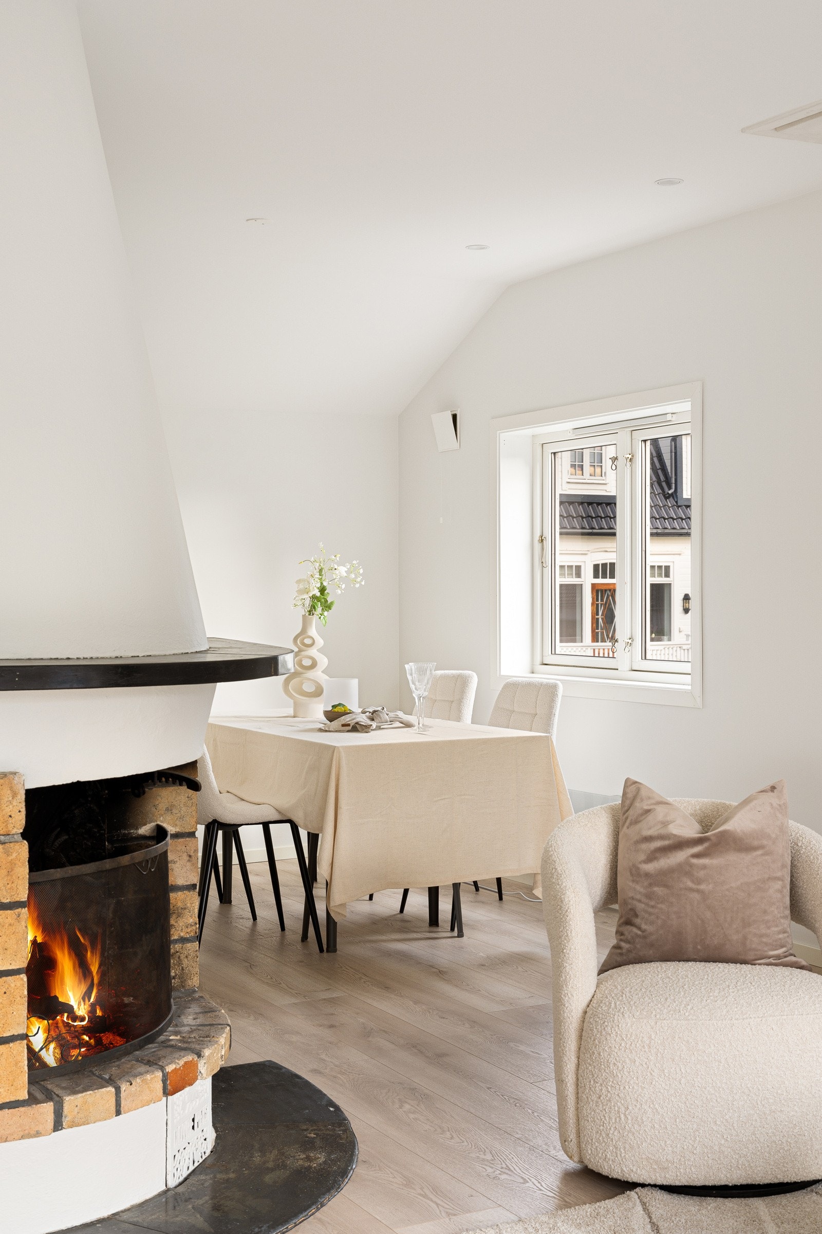 Store vindusflater, god takhøyde og en klassisk peis gir rommet både lys og gode møbleringsmuligheter. Galleribilde