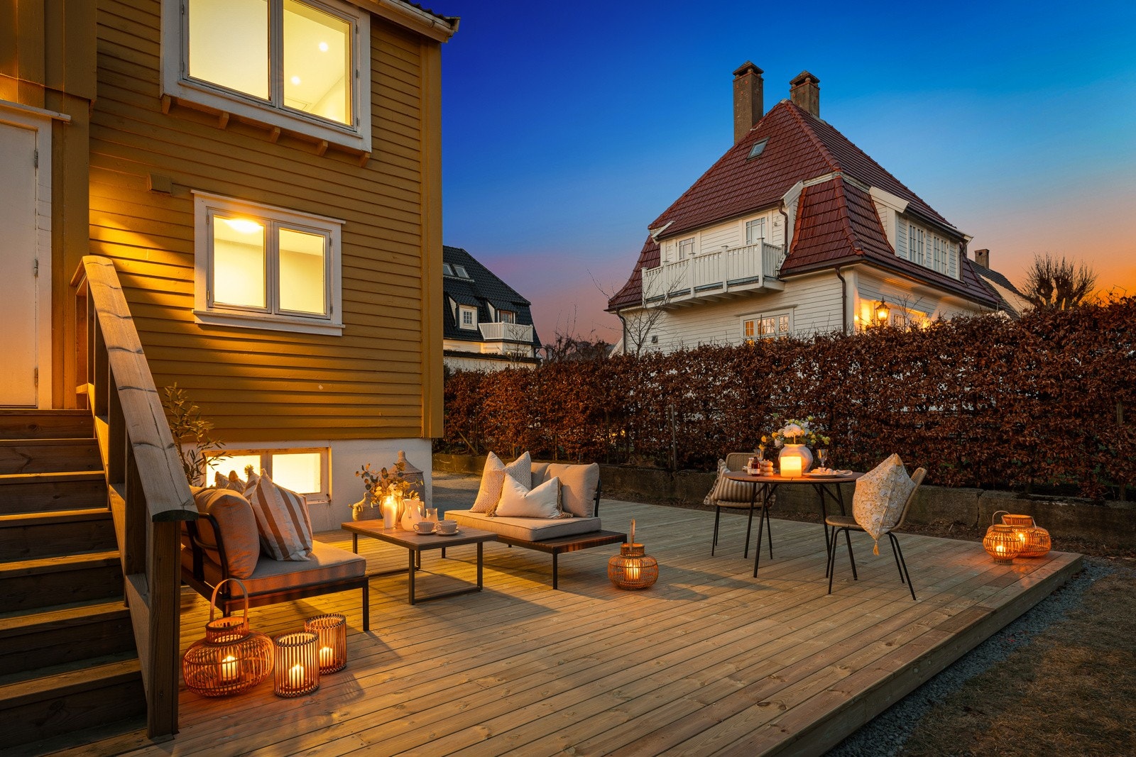 Ved inngangspartiet er det etablert en herlig terrasse, oppført i 2026, som gir en innbydende og praktisk uteplass. Galleribilde