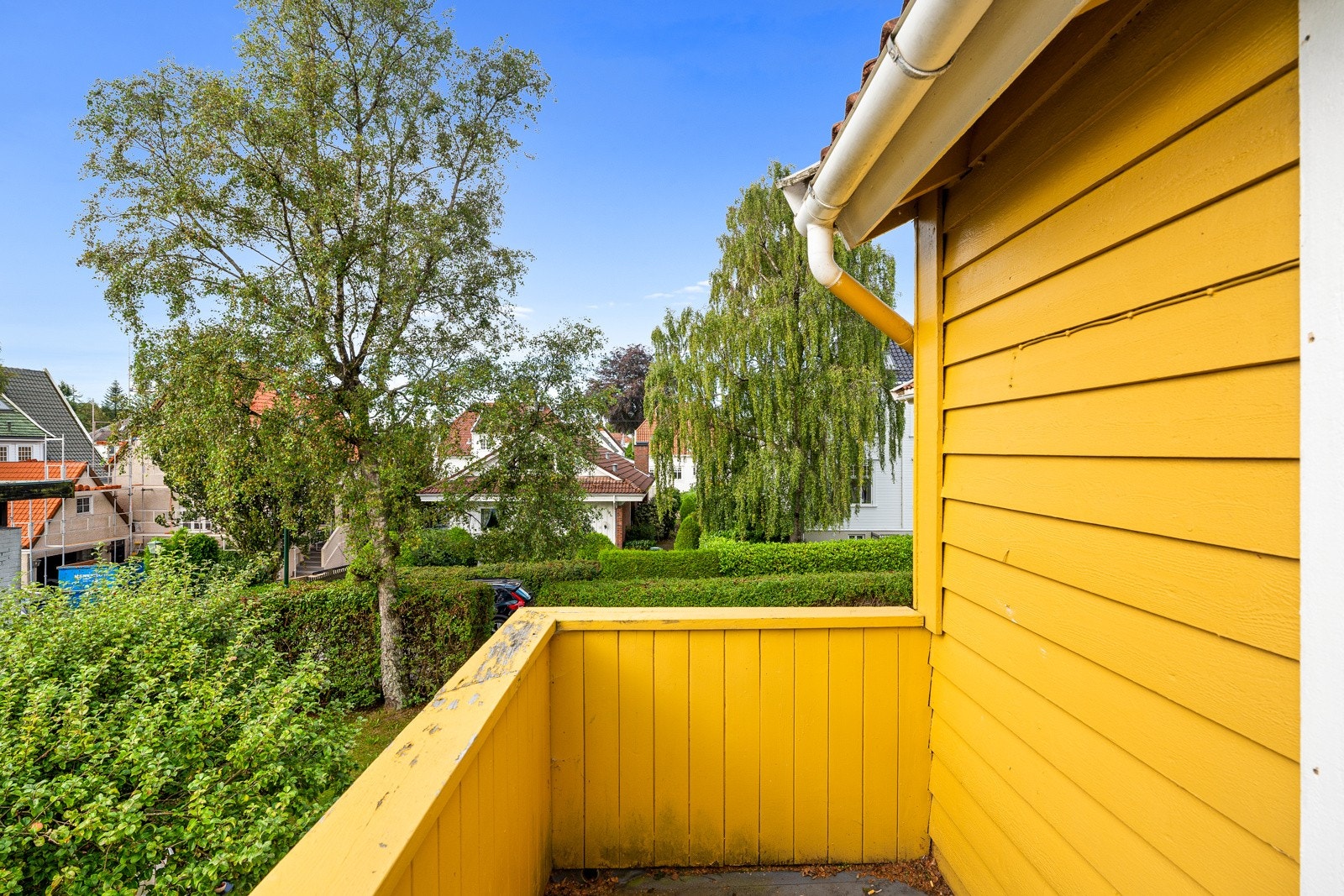 Balkongen har sol fra tidlig formiddag til rundt kl. 19:00 og her kan du enkelt ta sommermåltider ute. Galleribilde
