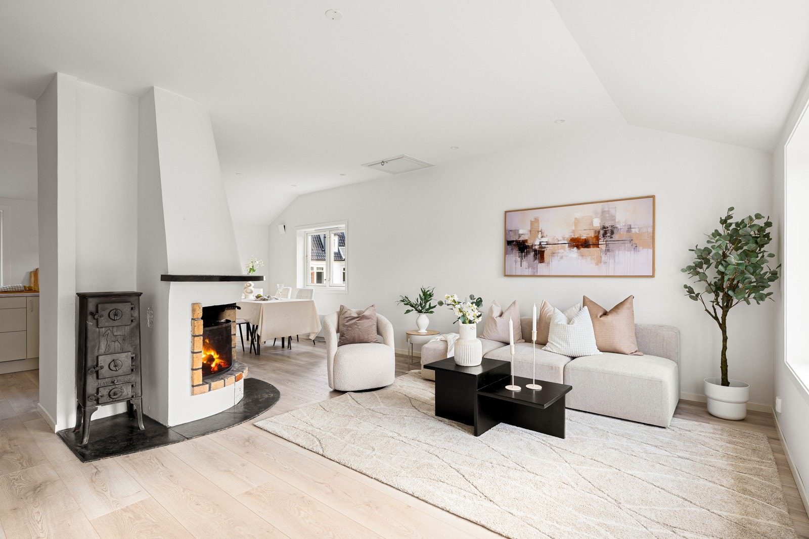 Øverste etasje har en lys og luftig stue- og kjøkkensone med peis og solrik balkong. Galleribilde