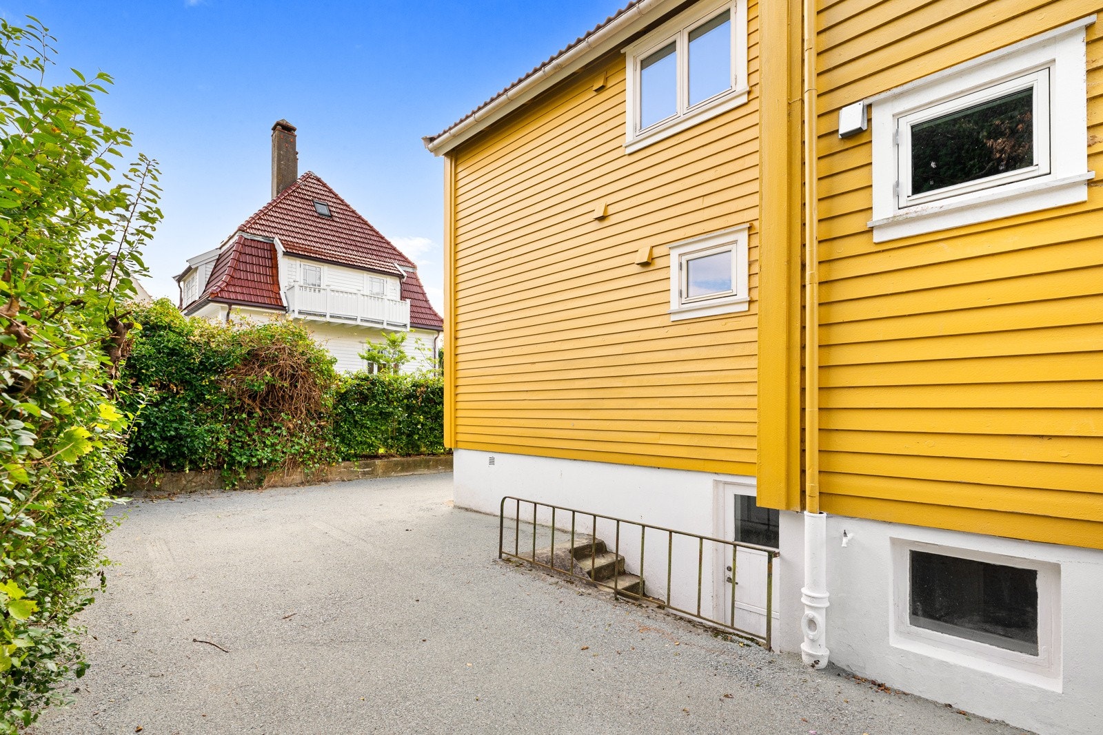 50 B disponerer hele gårdsrommet. Venstre og bakside av boligen Galleribilde