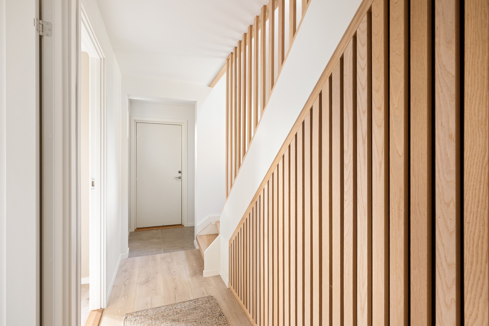 Fra inngangspartiet trer du inn i en lys entré med god plass til garderobe og videre inn i en romslig gang. Galleribilde