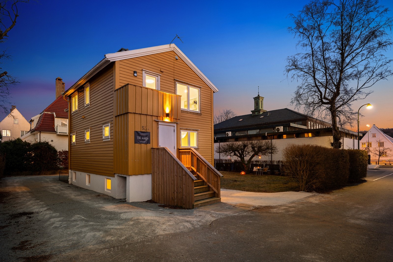 Boligen disponerer parkeringsplass bak huset, med praktisk beliggenhet like ved inngangsdøren. Galleribilde