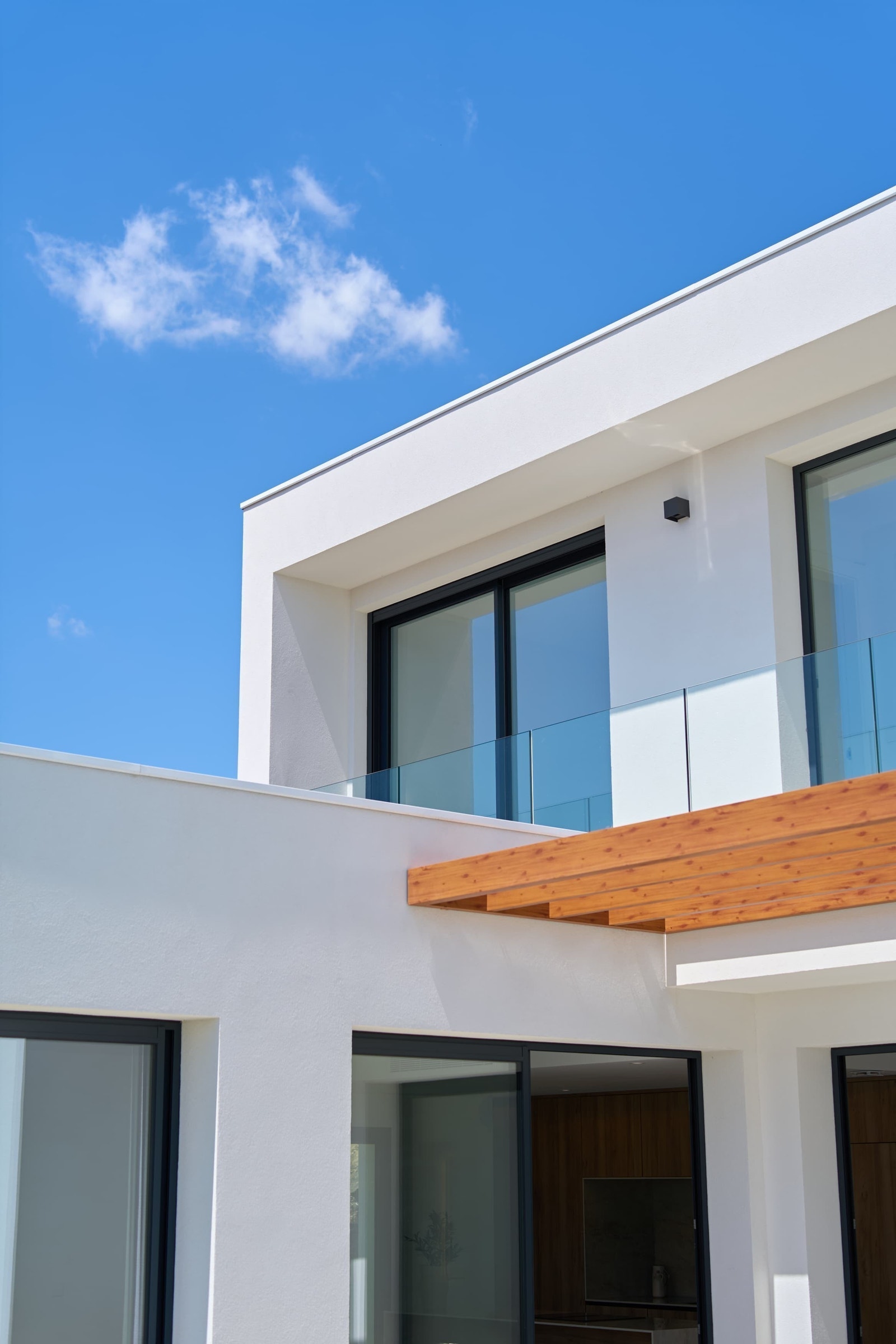 Hovedsoverom med eget bad i 1. etg, samt 2 soverom med 1 bad i 2. etg. Gjestewc, samt bad, to soverom og stor kjellerstue i u-etg. Galleribilde