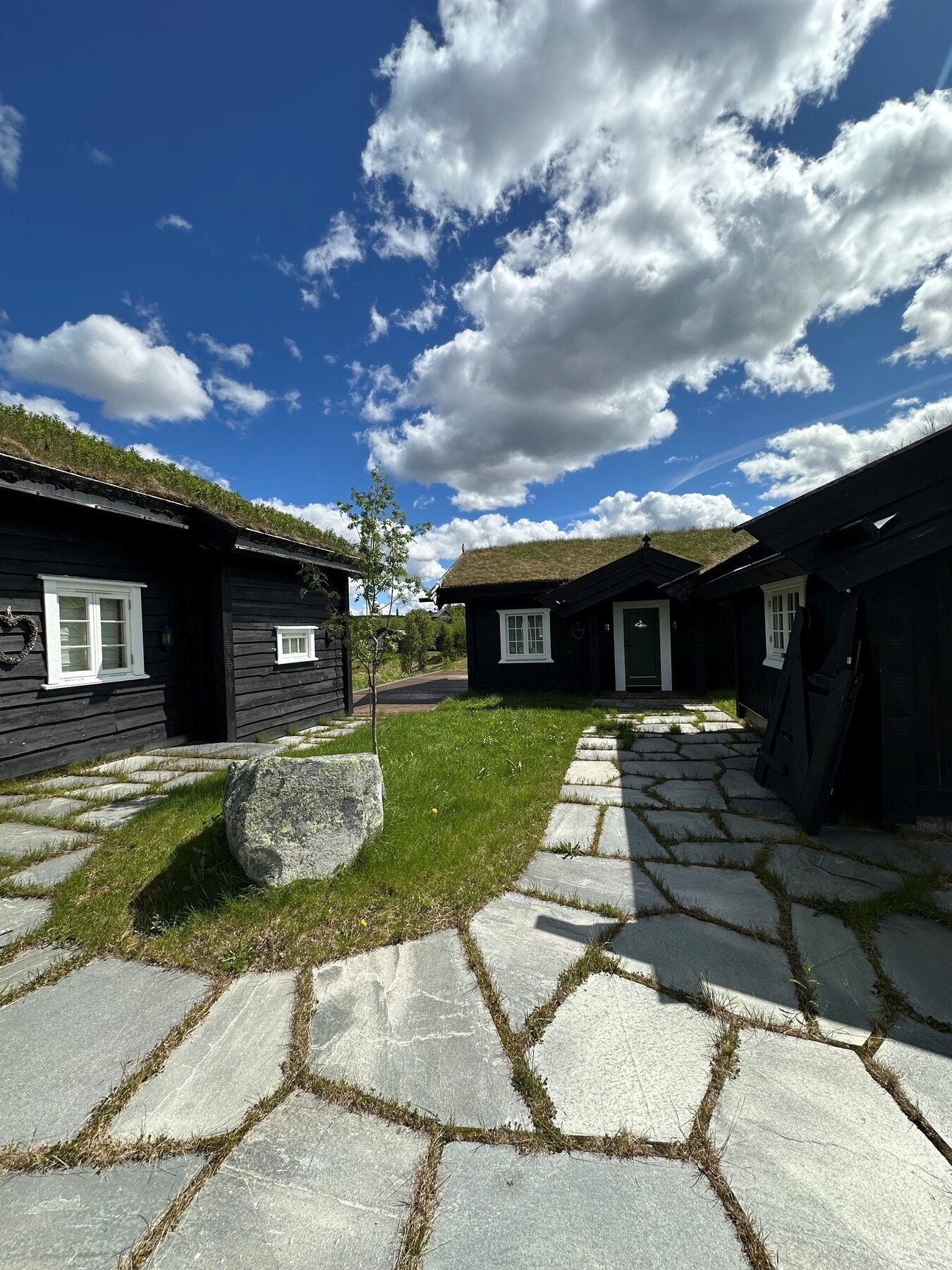 På hyttetunet finner du flere uteplasser i ulike soner (Eget bilde fra annen årstid). Galleribilde