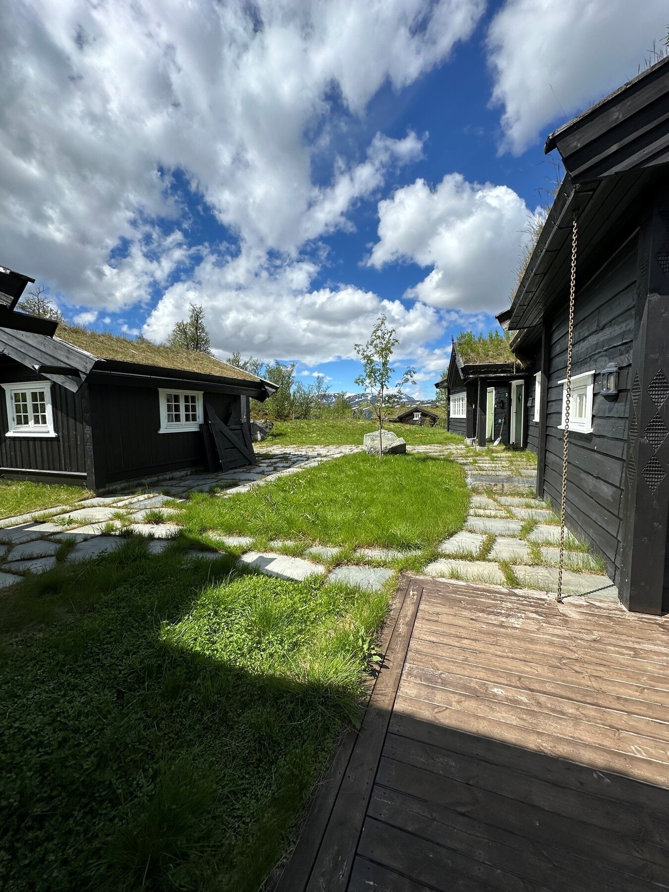 Med flere soner rundt hytta kan du følge solen gjennom dagen og alltid finne en skjermet, lun plass - uansett vær og vind. Galleribilde