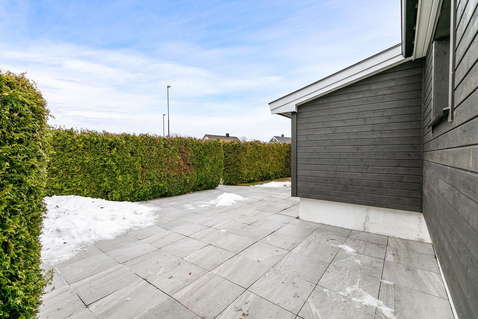 Både plattingen og terrassen på motsatt side er lite eksponert for innsyn fra omgivelsene. Galleribilde