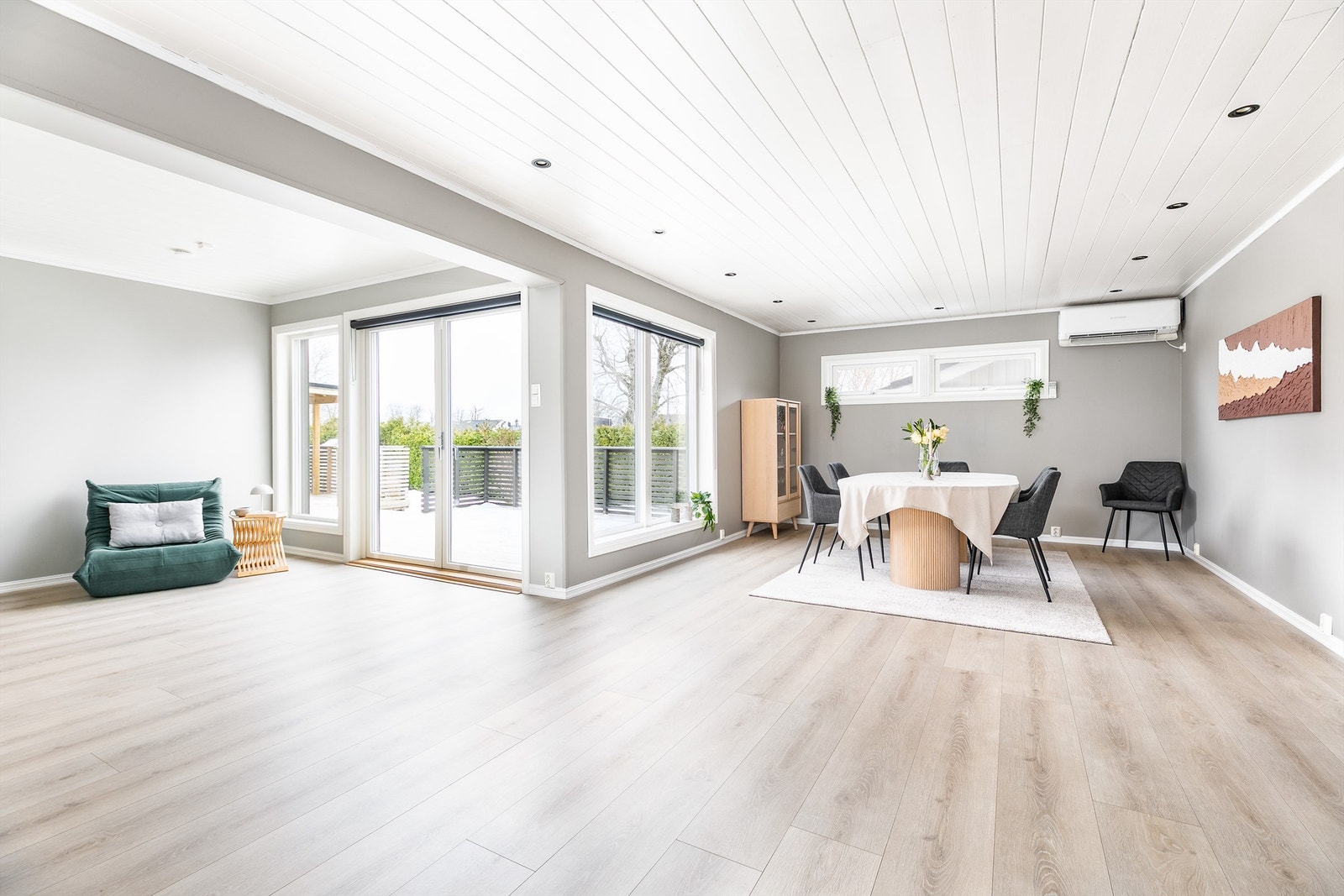 Stue på nær 50 kvm. gir familien stor plass til felles opphold og ulike sammenkomster gjennom året. Galleribilde