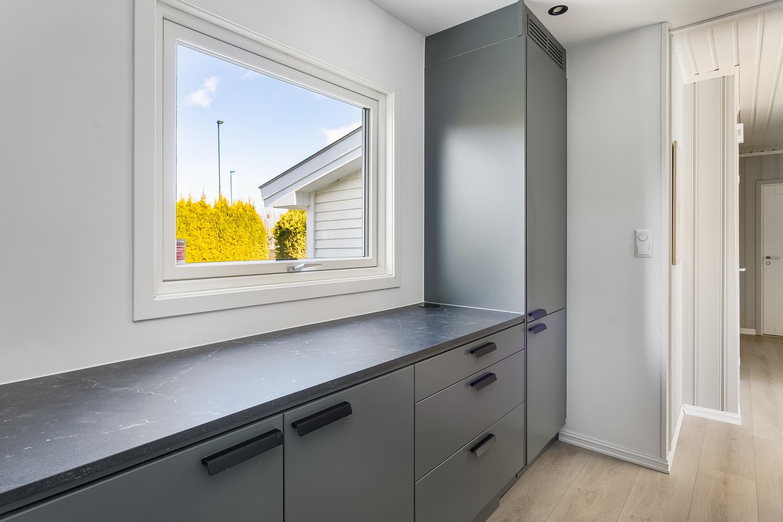 Åpen forbindelse mot gangen gjør det enkelt å bære handleposene inn til kjøkkenet. Galleribilde