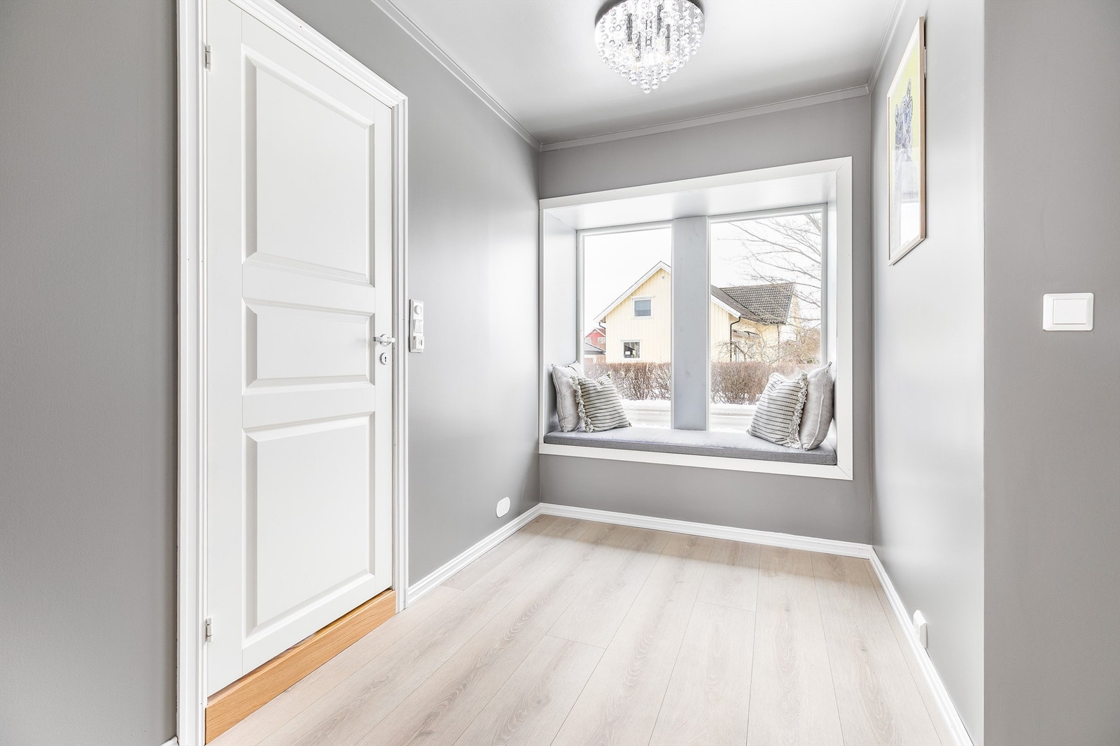 Gangen mellom badet og soverommene er velegnet for en tilbaketrukken og intim sittegruppe/lesekrok. Galleribilde