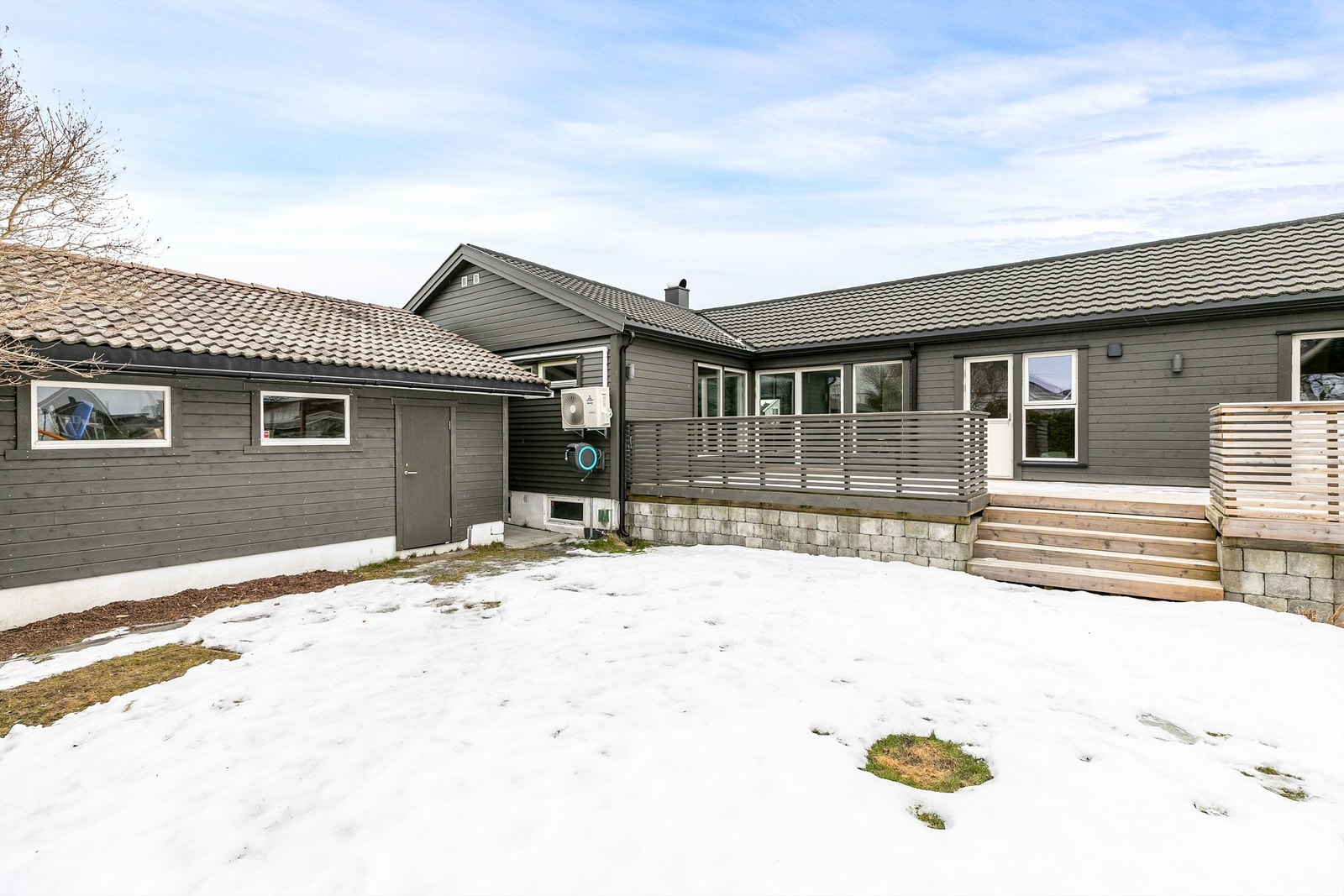 Terrassen er også nylig renovert. Kledningen på så vel eneboligen som garasjen ble malt i 2025.
Fotograf; Børge Oppegård. Galleribilde