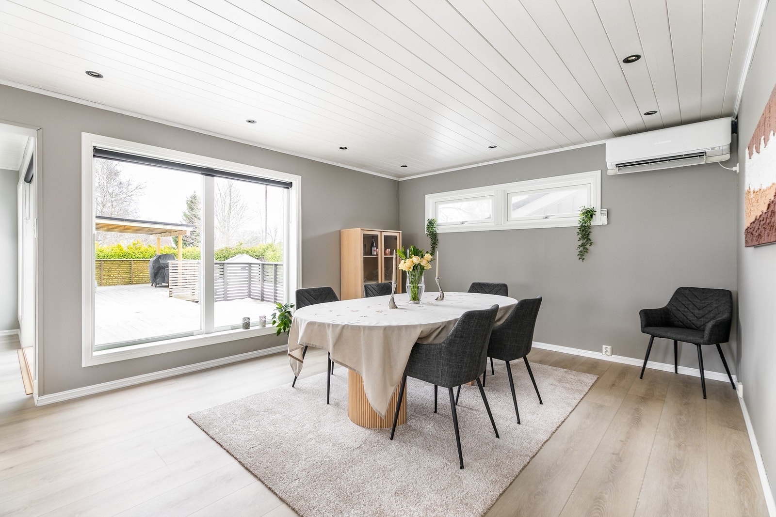 LED-spotter ble installert i stuen i 2021, luft-luft varmepumpe i 2019. Galleribilde