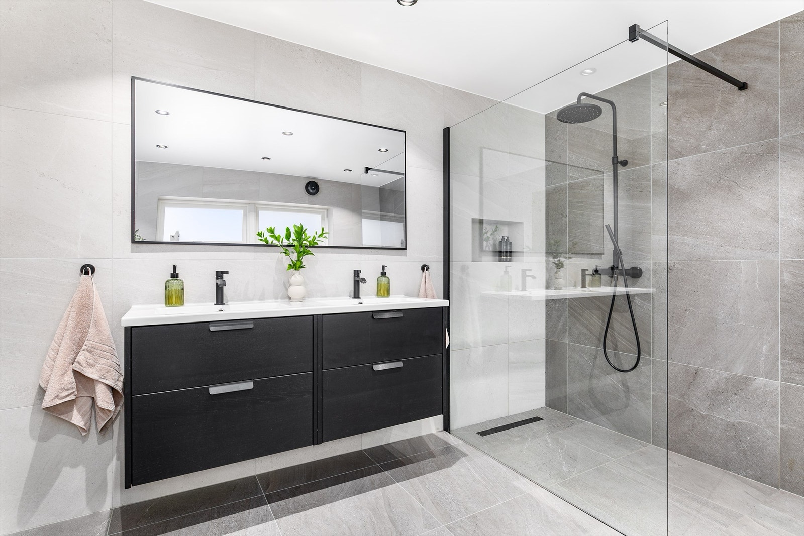 Nordskogveien 9 presenteres av Krogsveen.
Fotograf; Børge Oppegård.
Badet ble i 2019 bygget opp på nytt fra bunnen av med blant annet nye rør og nytt elektrisk anlegg, gulvvarme inkludert. Galleribilde