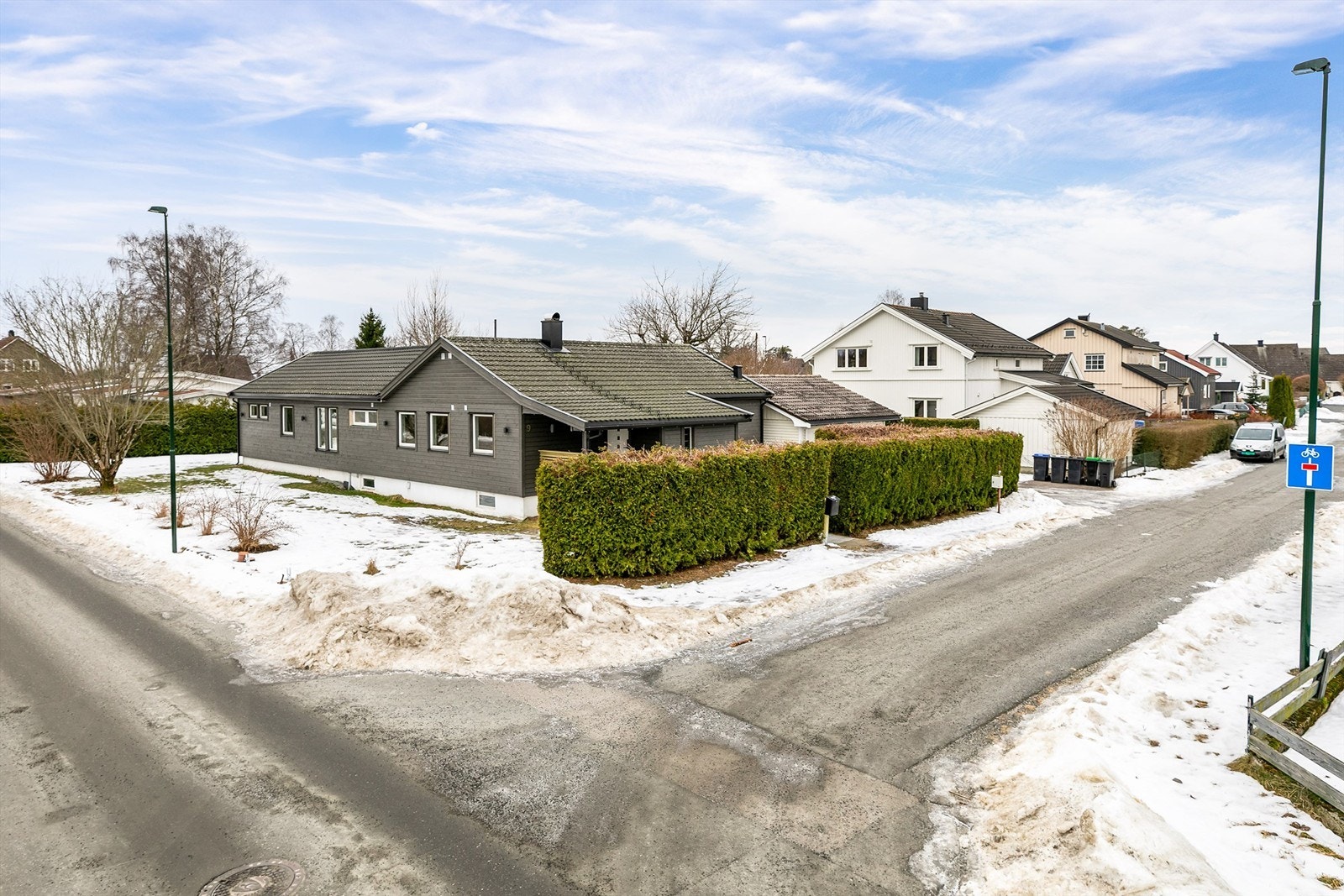 Det er etterisolert og skiftet kledning på 3 vegger i 2025.
Denne delen av Nordskogen er blindgate og har et barnevennlig miljø uten annen trafikk enn til eiendommene rundt gaten. Galleribilde