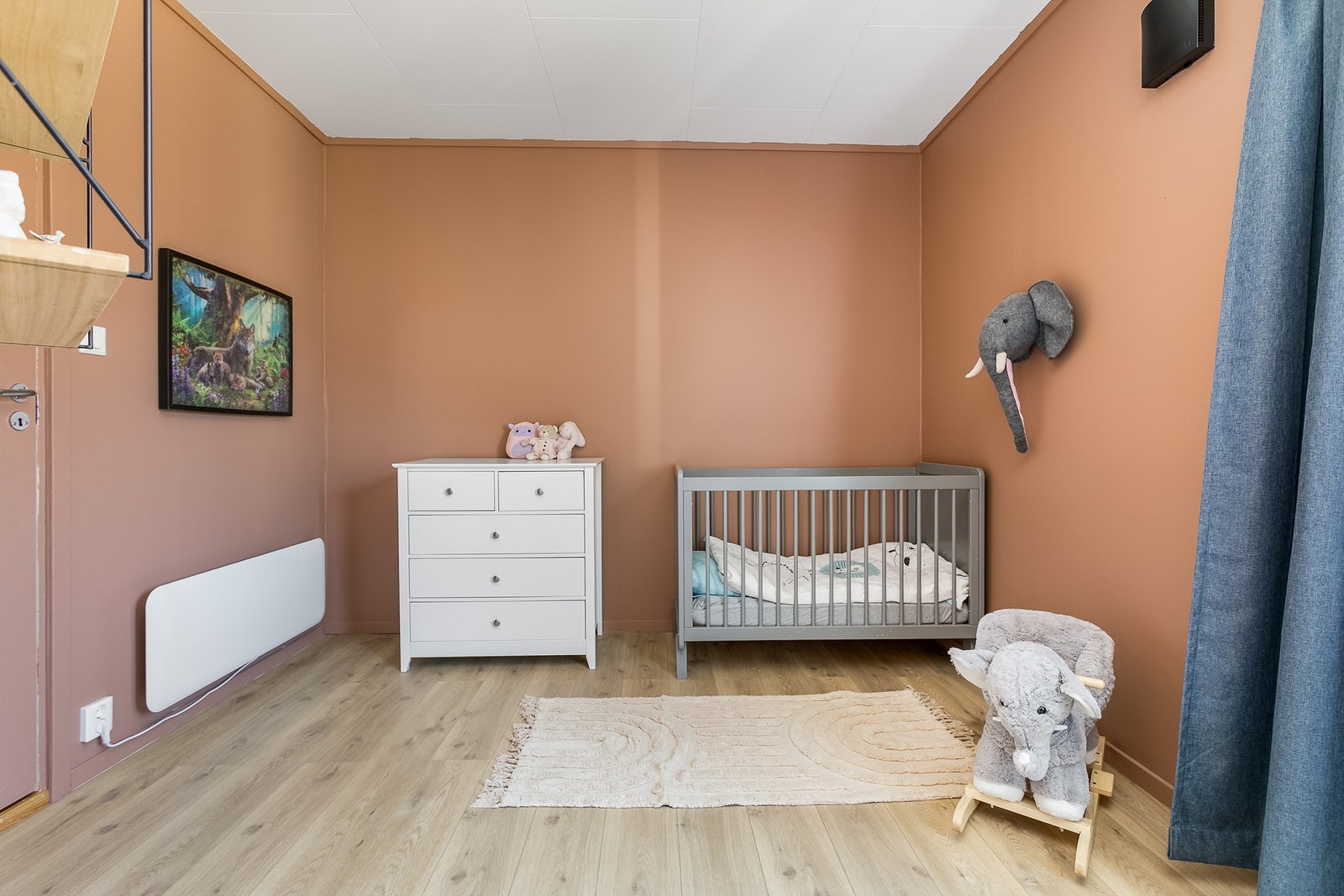 Store soverom betyr stor plass for barna til lek og opphold i egne omgivelser. Dette er oppmålt til ca. 10 kvm. Galleribilde