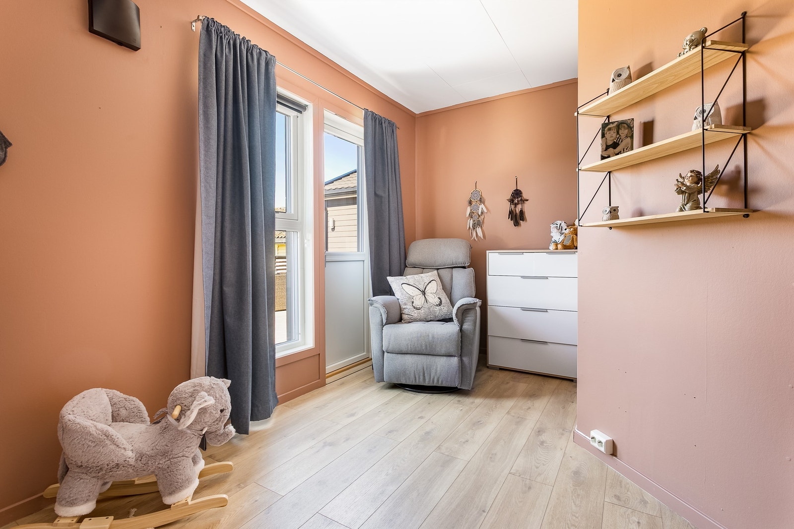 Det er utgang til terrassen både her og i hovedsoverommet. Galleribilde