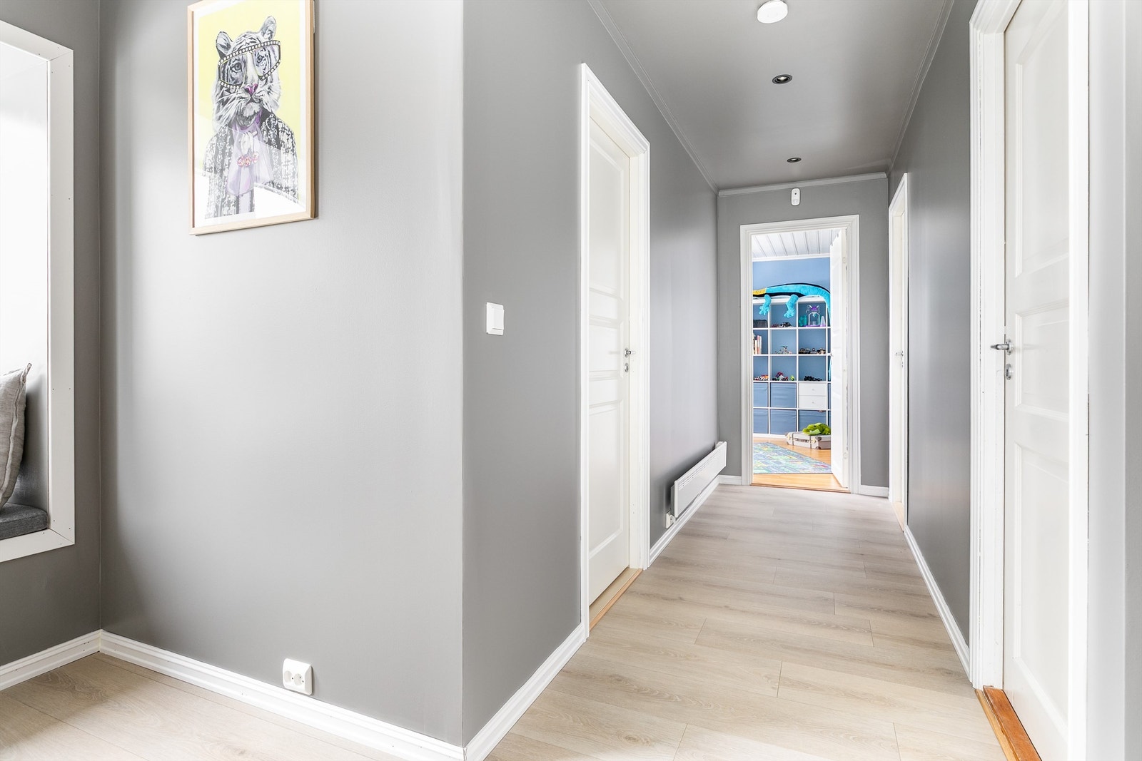 Omkring gangen foran badet er boligens tre soverom samlet i praktisk nærhet. Det er elektrisk gulvvarme i både gangen og to soverom. Galleribilde