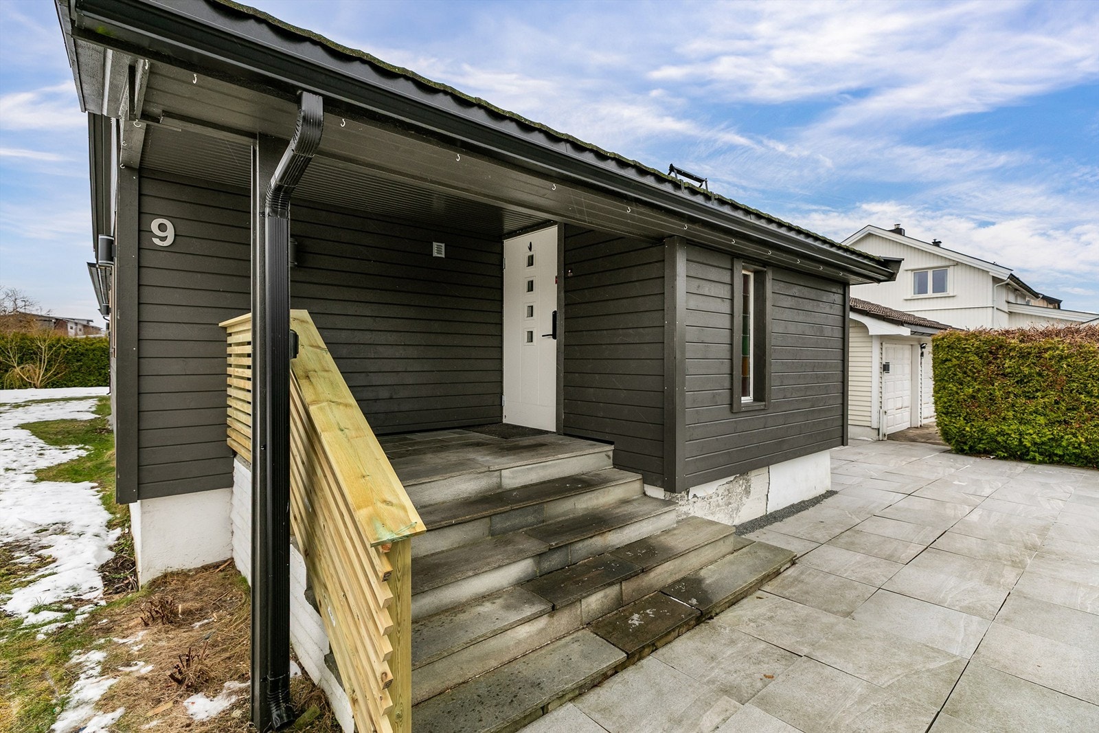 Overbygg skjermer inngangspartiet godt fra nedbør. Rekkverket er nyoppført. Inngangsdøren har elektronisk kodelås som gjør nøkler overflødige. Galleribilde