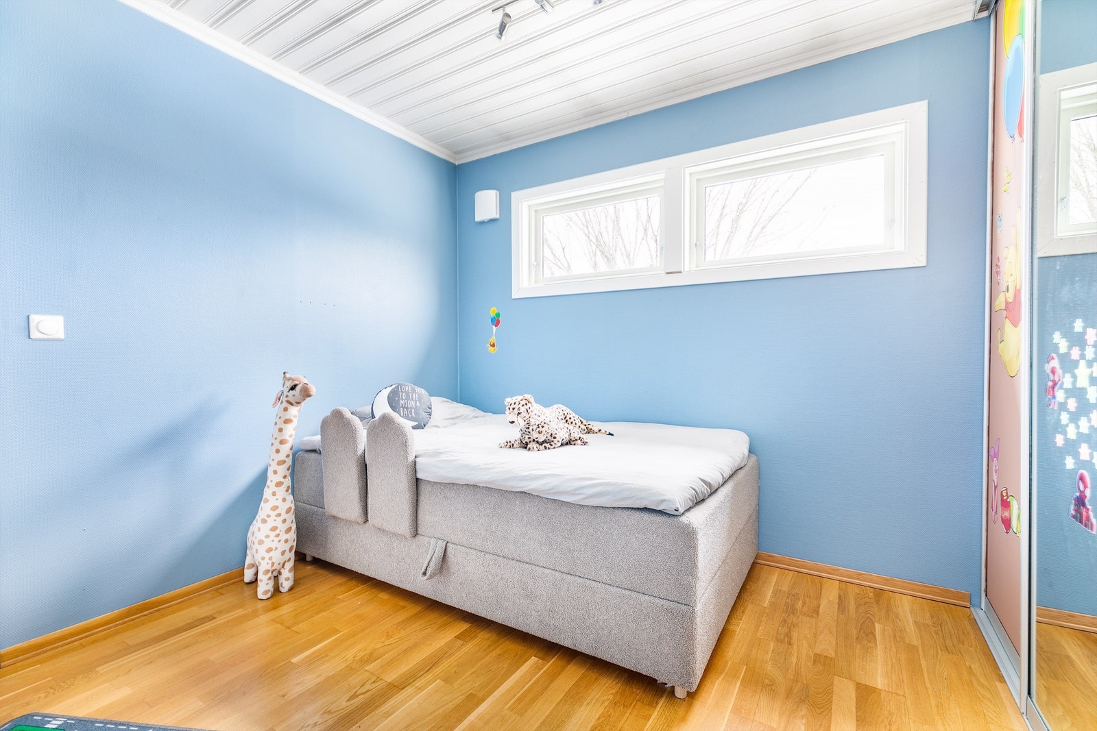 I dette rommet er både vegger, vinduskarmer og belistning malt helt nylig. Galleribilde