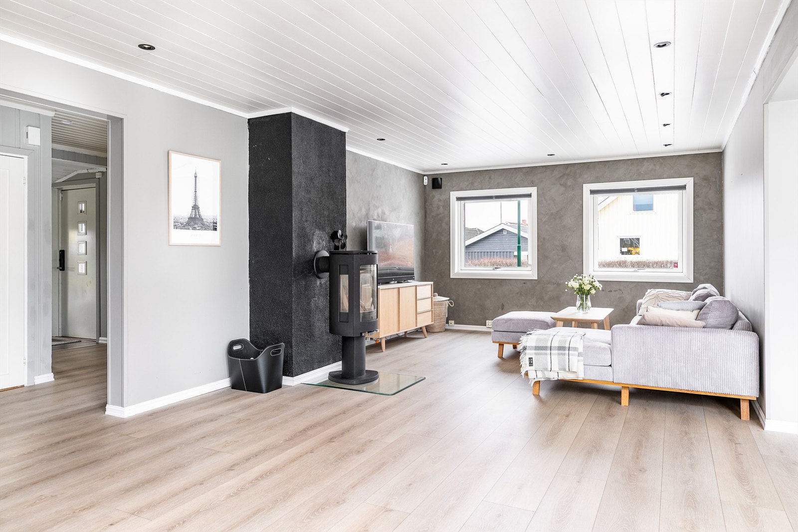 Stålrør i pipen ble installert i 2018, brennplater i peisen ble skiftet ut i 2025. Galleribilde