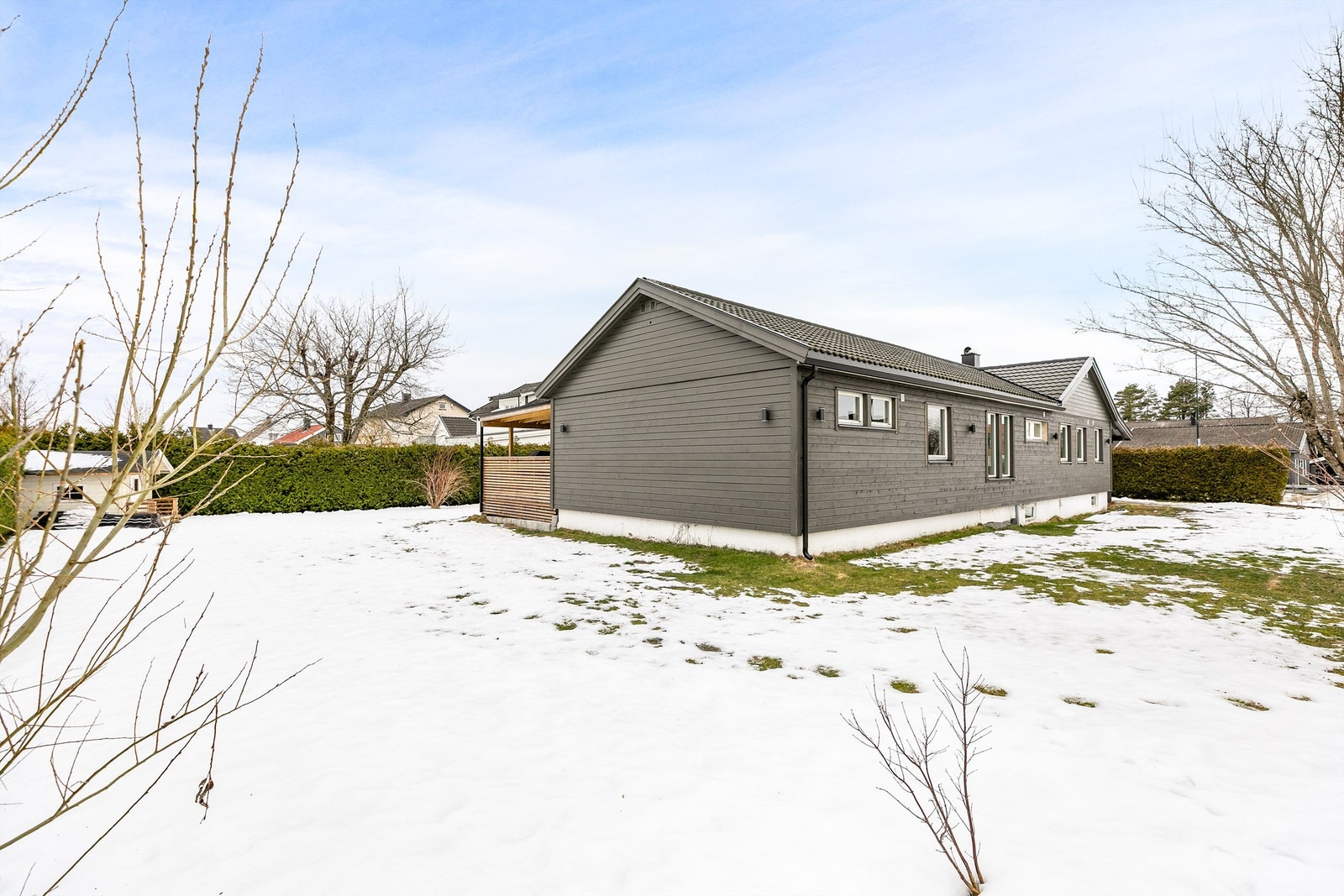 Med alle oppholdsrom samlet på én flate og en lettstelt hage med masse tumleplass er boligen svært attraktiv for en småbarnsfamilie. Galleribilde