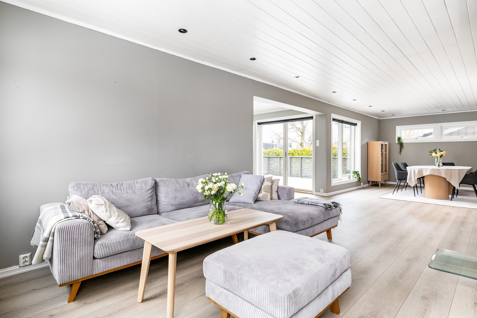 Oppussing er utført i alle rom i senere år. Flere er oppgradert med nytt laminatgulv, stuen inkludert. Galleribilde