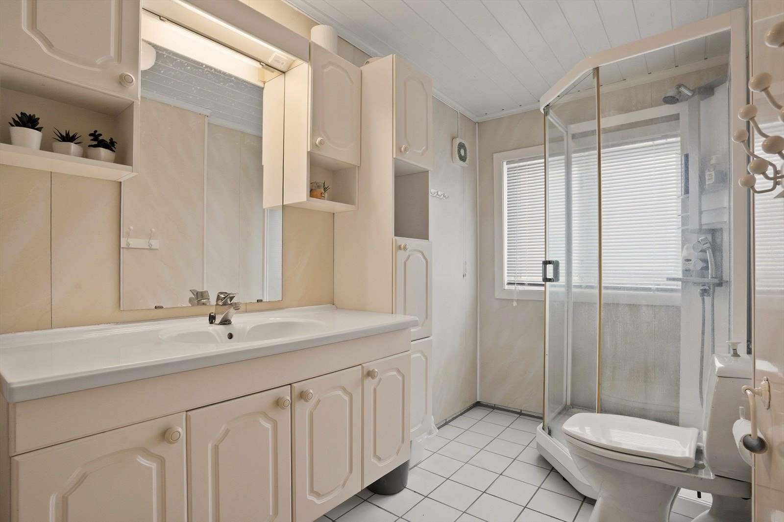 Eldre baderom i 2.etasje som bør oppgraderes for å kunne tåle dagens standard. Galleribilde